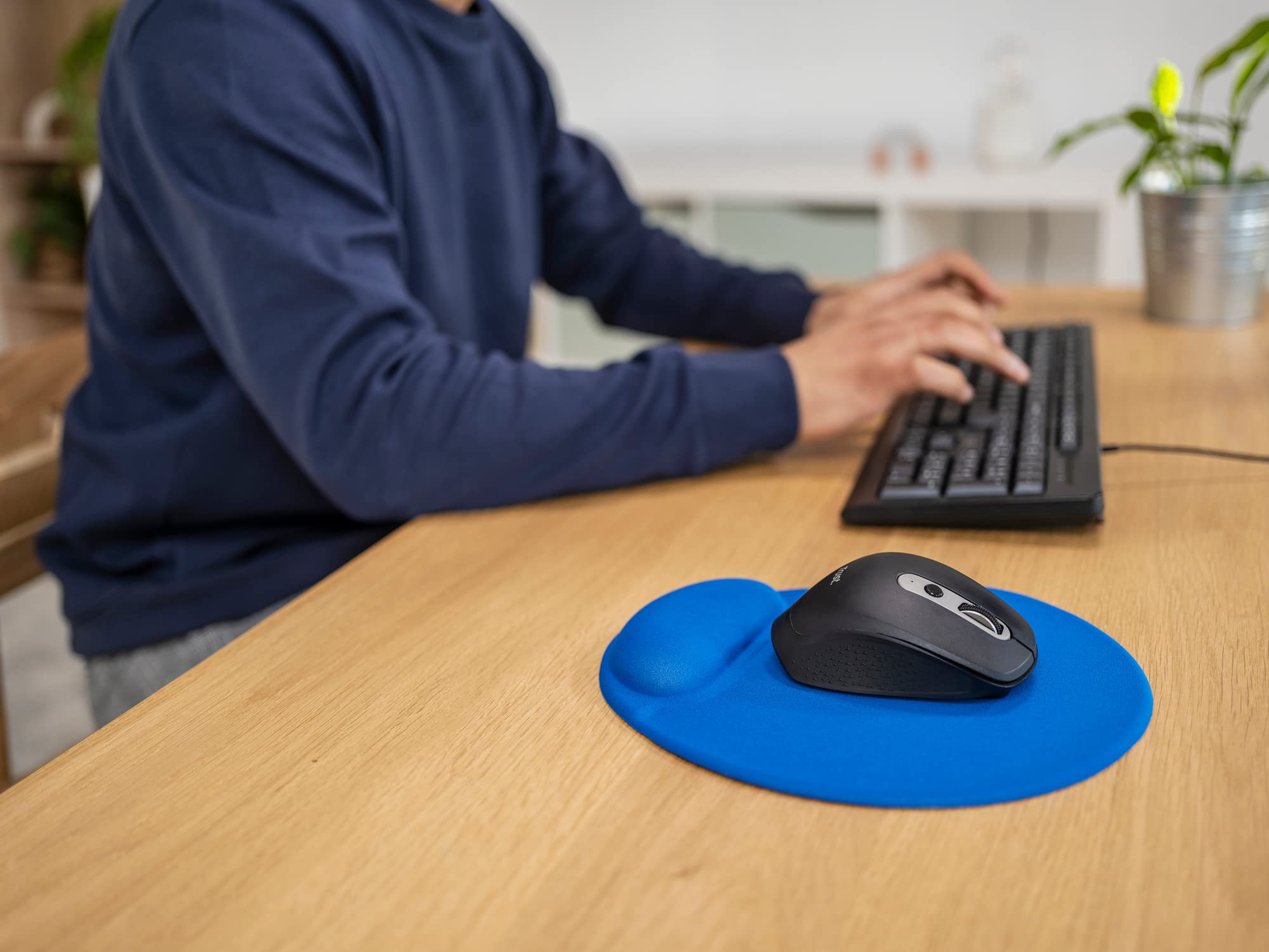 Trust Bigfoot Tapis de souris ergonomique avec repose-poignet en gel, base antidérapante, tapis de souris avec surface en microfibre pour ordinateur, PC, ordinateur portable – Bleu Trust Bigfoot Tapis de souris ergonomique avec repose-poignet en gel, base antidérapante, tapis de souris avec surface en microfibre pour ordinateur, PC, ordinateur portable – Bleu